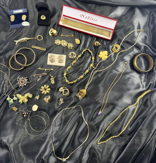 Großes Modeschmuck Konvolut Halsketten Armbänder & Accessoires Goldfarbend 47