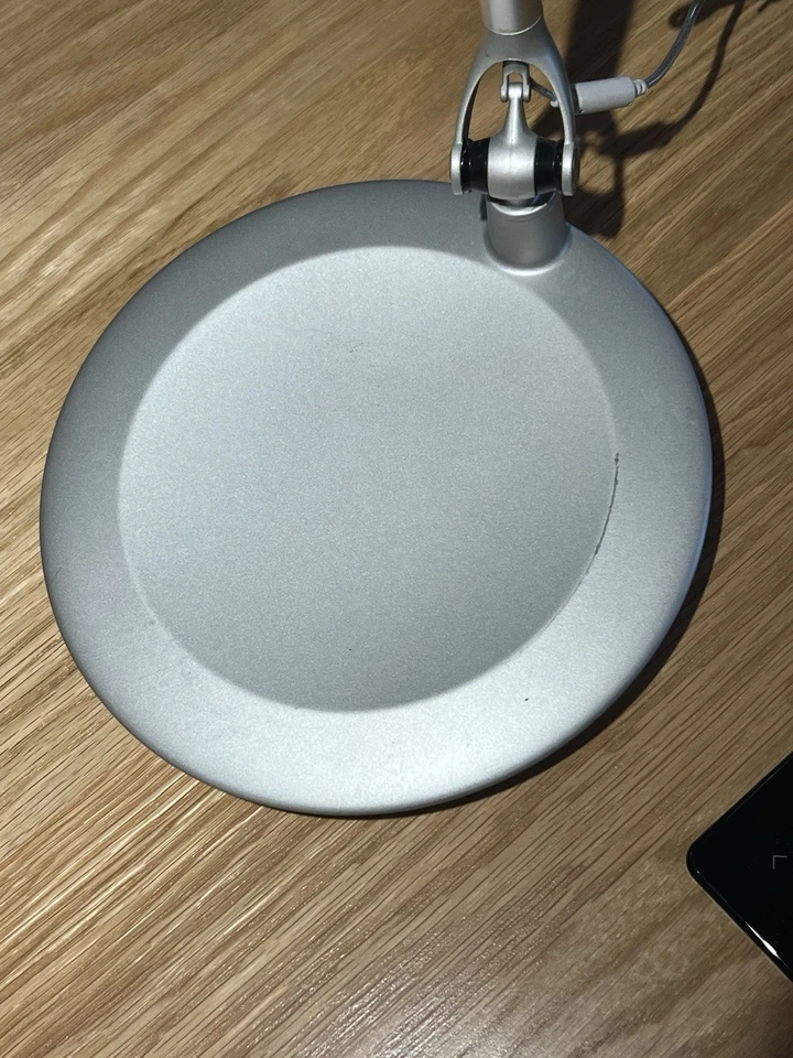 Luz de escritorio Humanscale Element 790 LED plateada con base estándar Foto 3 de 4