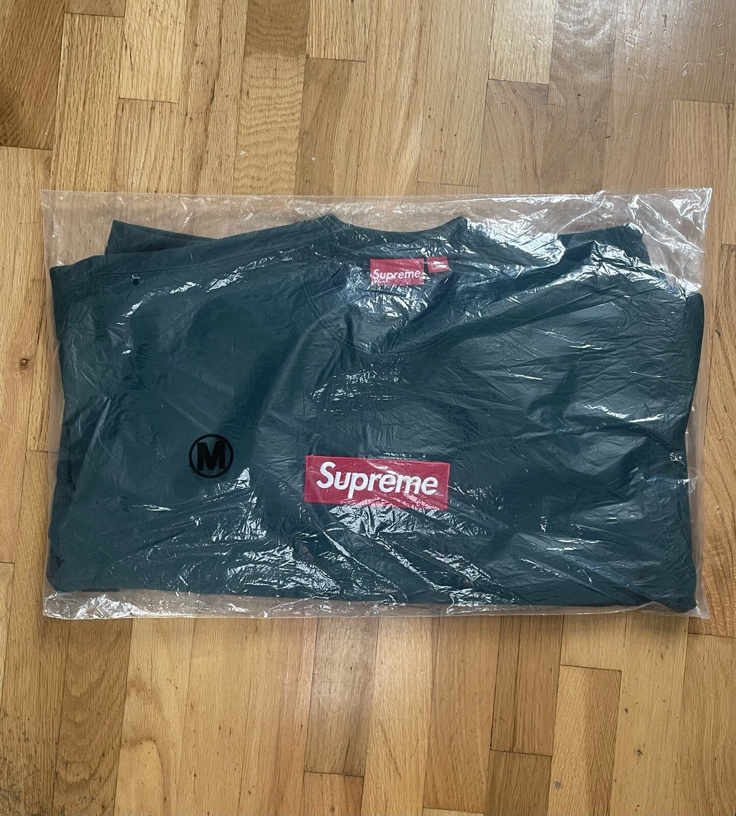 Logo Supreme Box col rond FW22 pin foncé 