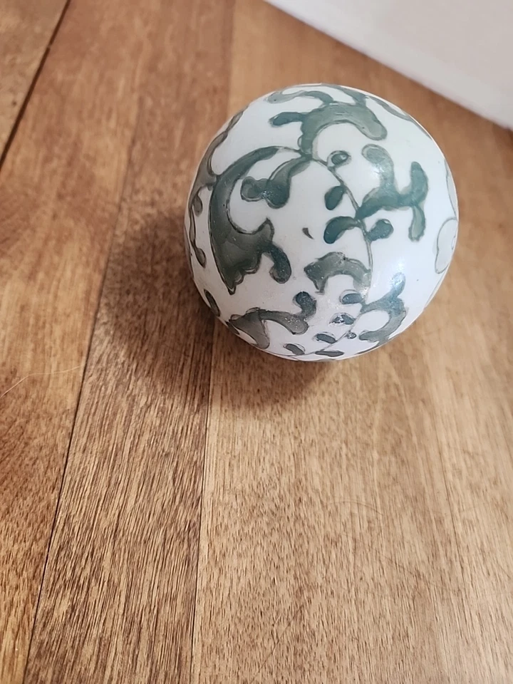 Esfera de bola decorativa de cerámica - verde y blanco roto 3-1/4" de ancho Foto 3 de 4