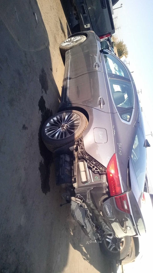 2018 KIA Cadenza Right Fender Grey OEM Used 627349 81K Miles — 第 3/4 张图片