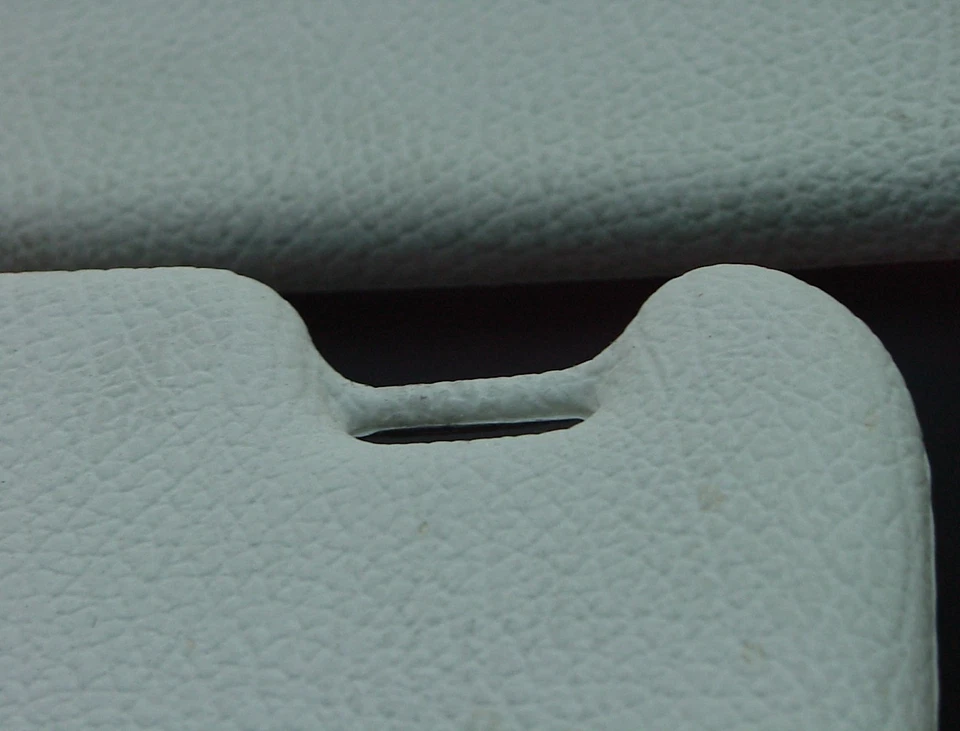 Par de viseras izquierda y derecha Volvo 240 sedán blanco y negro con buenos clips. Sin bolsillos Foto 2 de 4