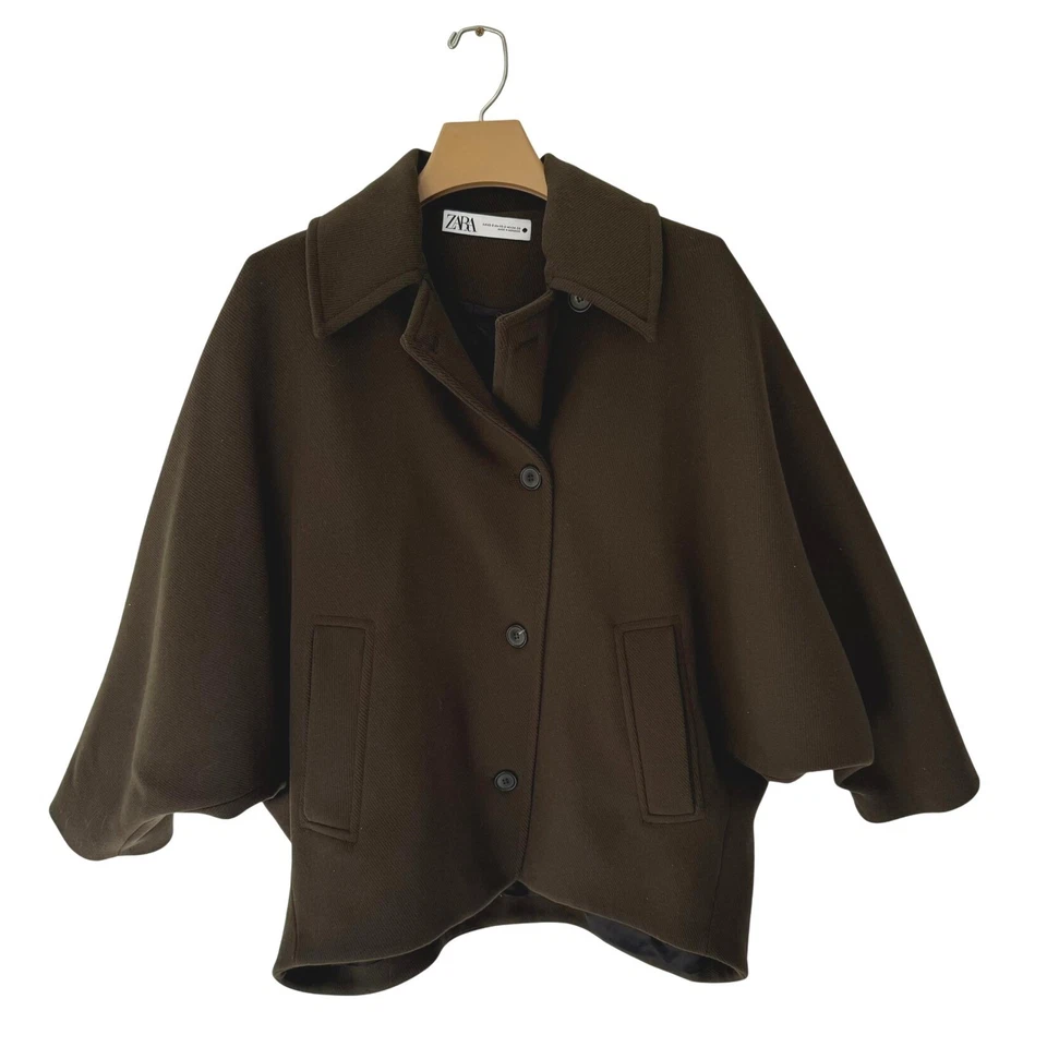 Abrigo Chaqueta ZARA Verde Oliva Gran Tamaño Ala de Murciélago Para Mujer Talla M Silencioso Lujo Usado en Excelente Condición Foto 2 de 4