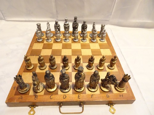 Vintage Schachspiel mit Figuren /U1