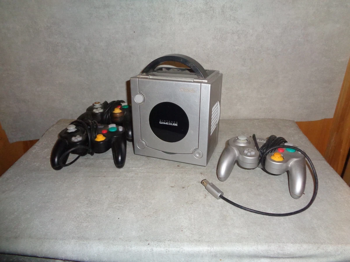 NINTENDO GAMECUBE SILVER WITH 3 CONTROLLERS