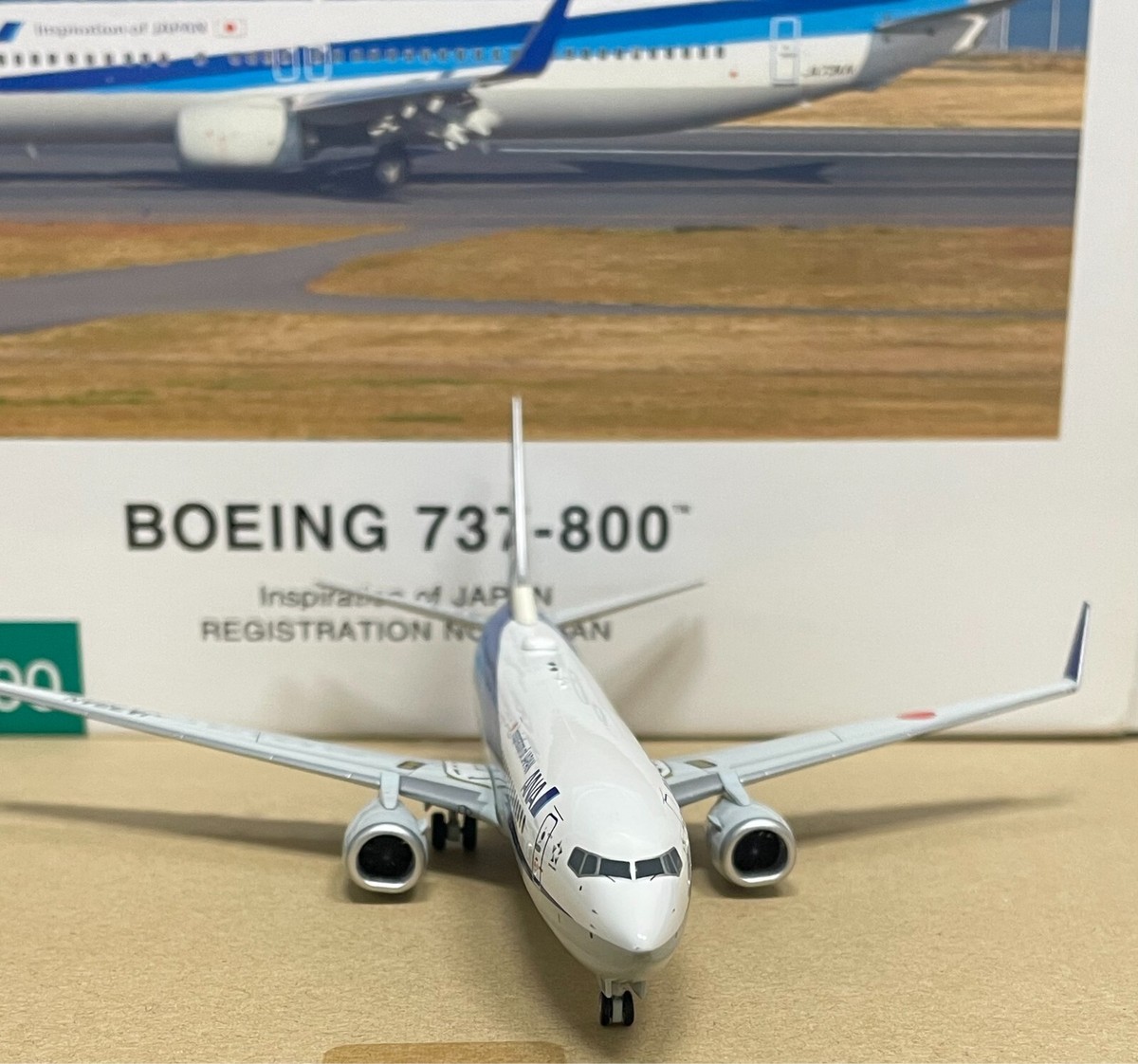 1/200 ANA Boeing 737-800 JA73AN DIECAST model with RWY Base 1/200 ANA Boeing 737-800 JA73AN DIECAST model with RWY Base