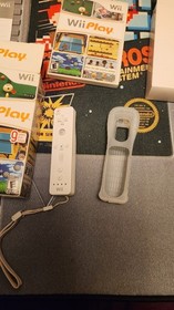 Nintendo Wii Play (2007) Bundle w/ Wii Remote, Manual, Case, Silicone Jacket