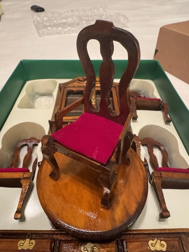 Muebles de comedor de madera estilo Chippendale para casa de muñecas miniatura 1:12 de colección 7 piezas Foto 2 de 4