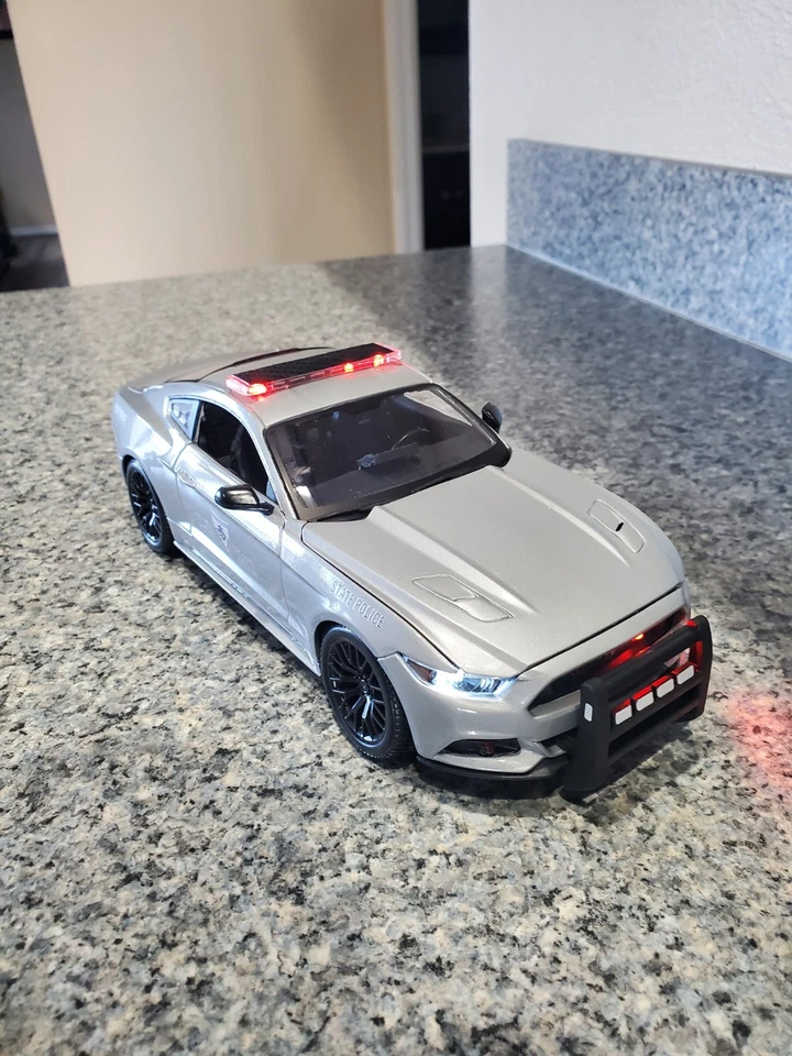 Полиция штата Род-Айленд - Ford Mustang со всеми мигалками - Изображение 3 из 4