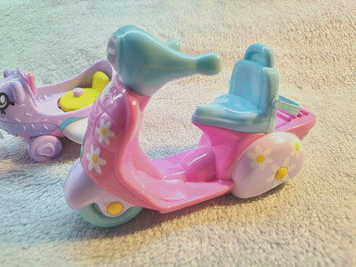 Frühförderzentrum ELC Rosies World Vintage Puppenroller + Bonus Spielzeug Set