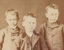 PORTRAIT OF THREE YOUNG BOYS W/ LIGHT EYES - HEMSE, SWEDEN