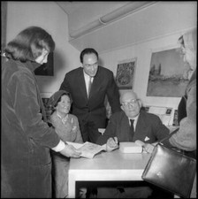 Salvador de Madariaga autograph session 1958 Old Historic Photo