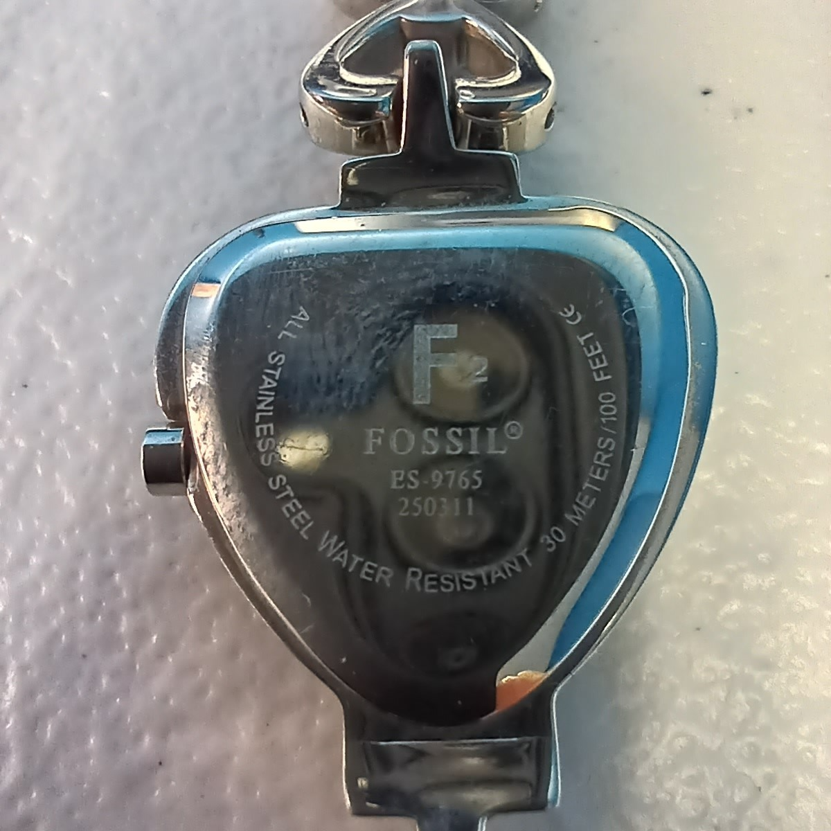 Vintage Fossil f2 ES-9765 Heart-Shaped Watch Red Dial Silver Link 