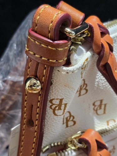 Cartera Bandolera Dooney & Bourke Blanca Monograma Porta Letras Nueva con Etiquetas - Imagen 17 de 17