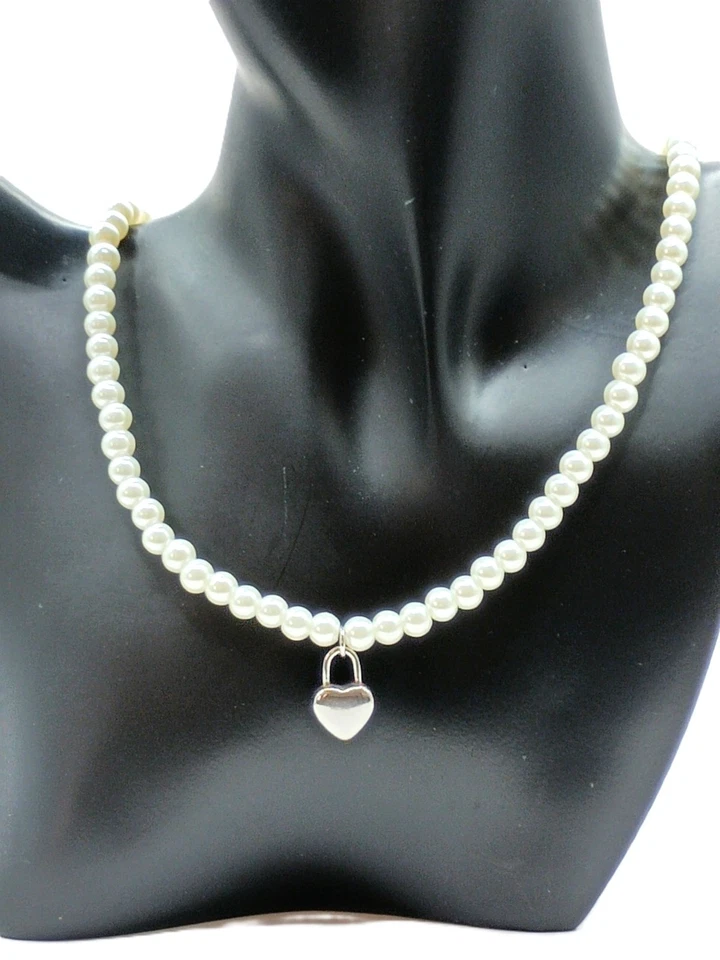 Elegante Collar de Perlas Blancas con Dije de Corazón | Acero Inoxidable Quirúrgico Grado 316L Foto 4 de 4