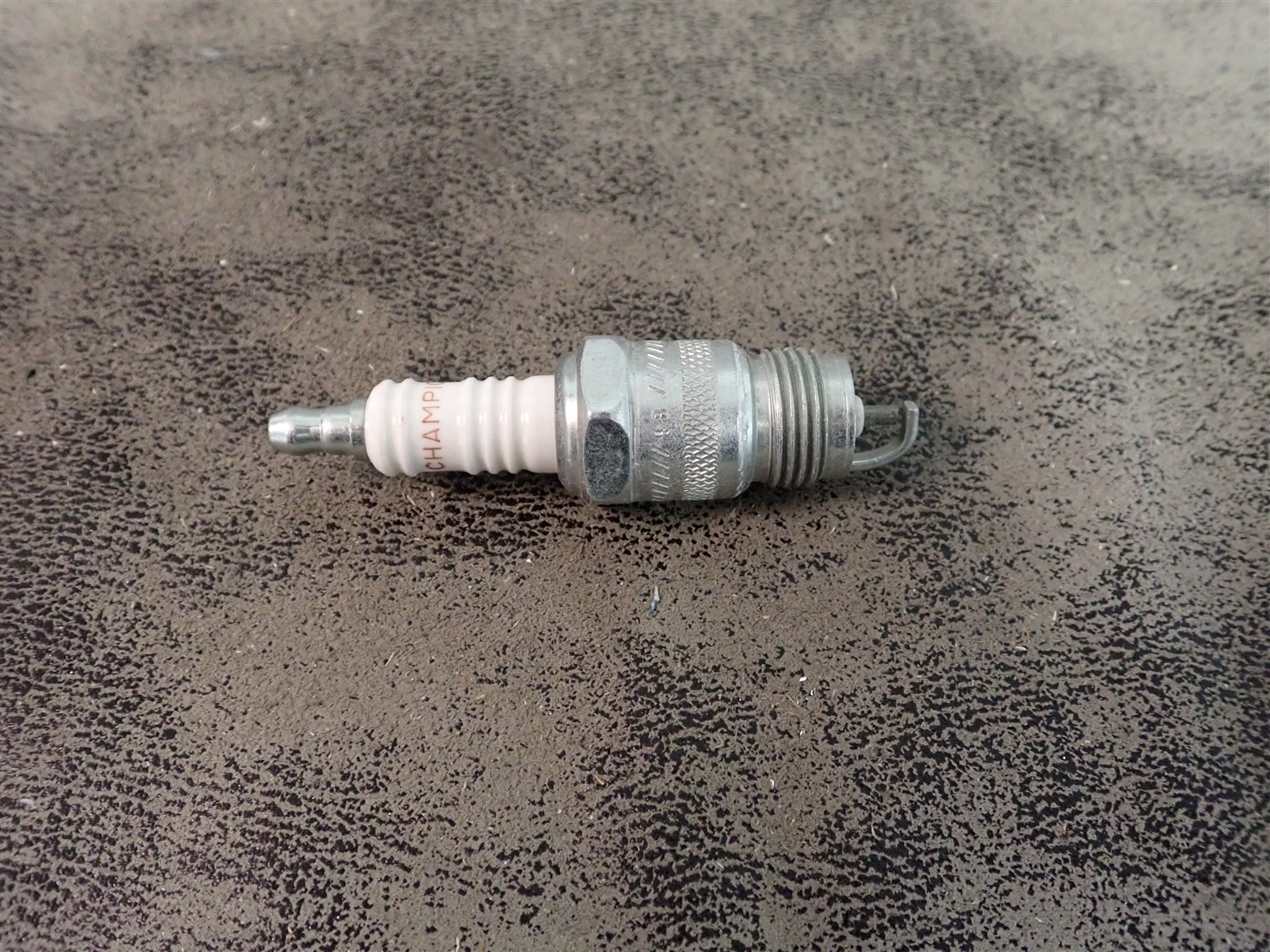 Champion 130 RF14LC Copper Plus Spark Plug BN85