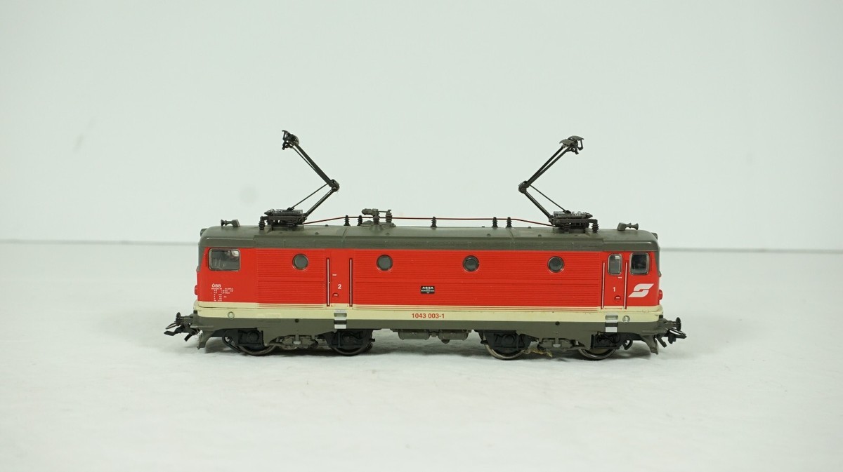 Marklin HO Scale BR German Railway Type 1043 Electric Engine Delta