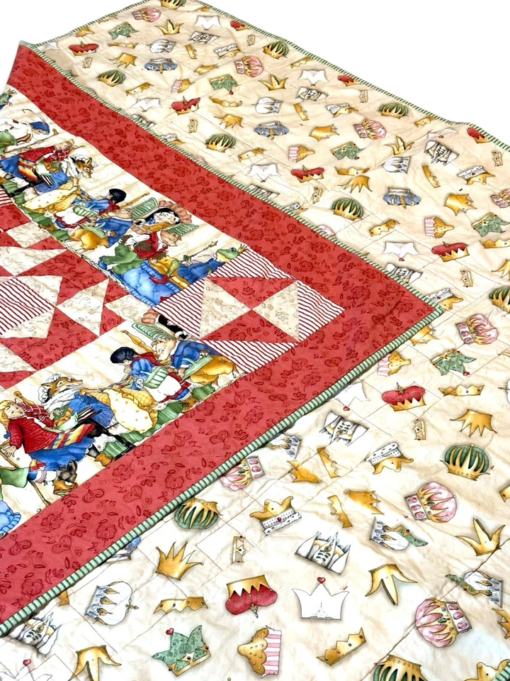 Edredón de Colección Hecho a Mano Noticias y Cuentos 56x56 Reversible Corona Impresión Difícil de Encontrar Fábulas Foto 4 de 4