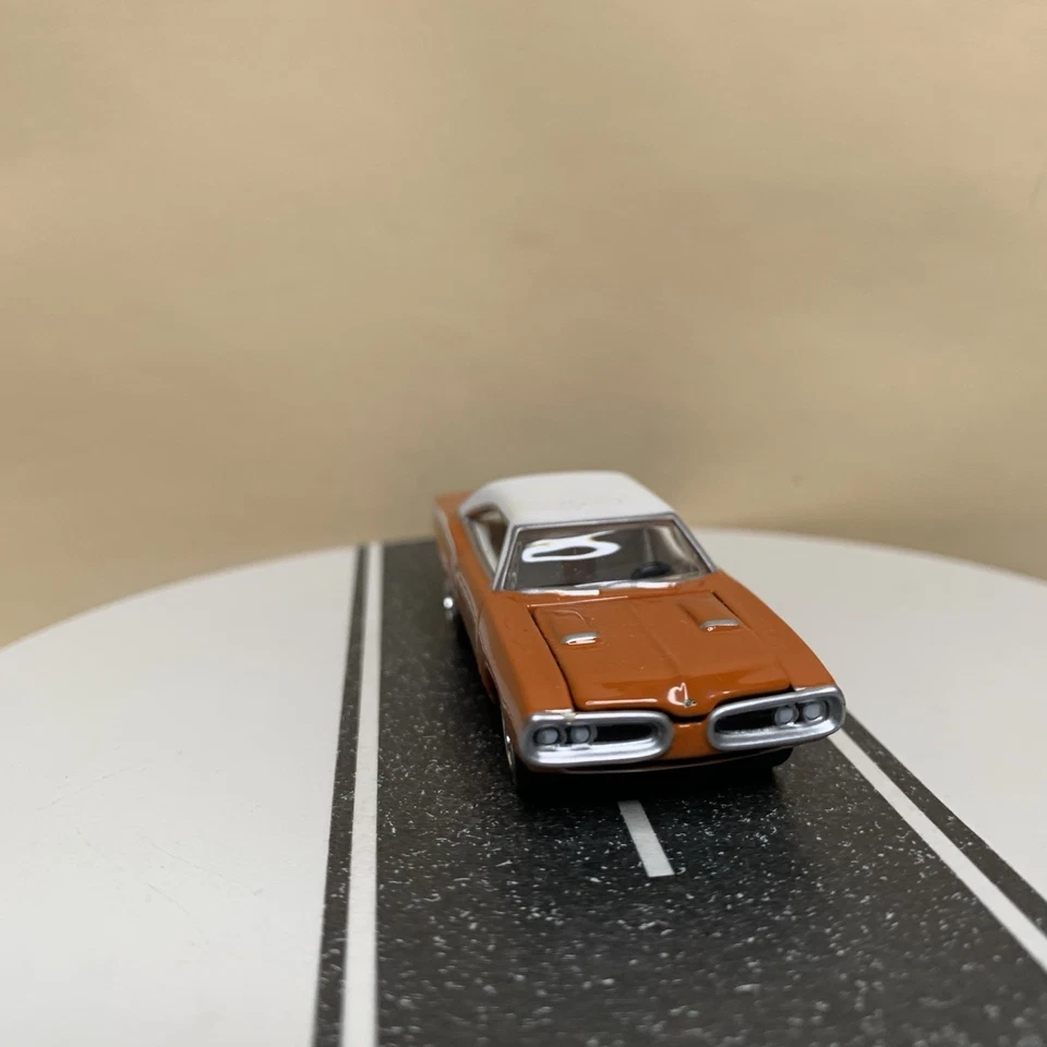 Johnny Lightning Auction Insanity 1970 Dodge Coronet Super Bee Orange/White NM - Image 4 of 4