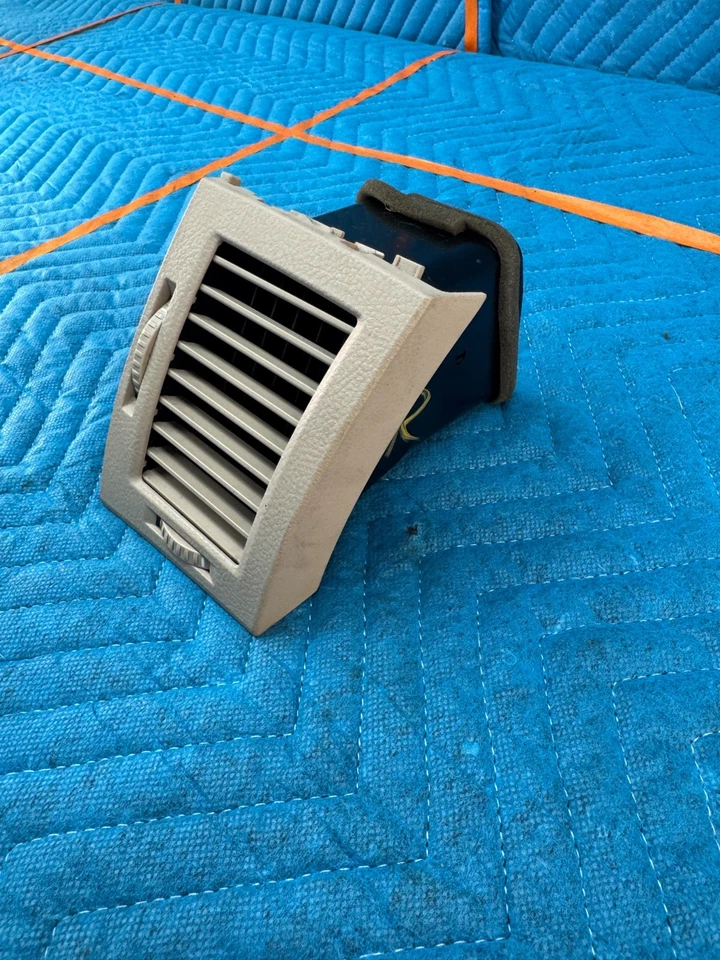 Оригинальная вентиляционная решетка для правой стороны пассажира TOYOTA AVALON 2005–2010 годов выпуска 55680-07010 - Изображение 3 из 4