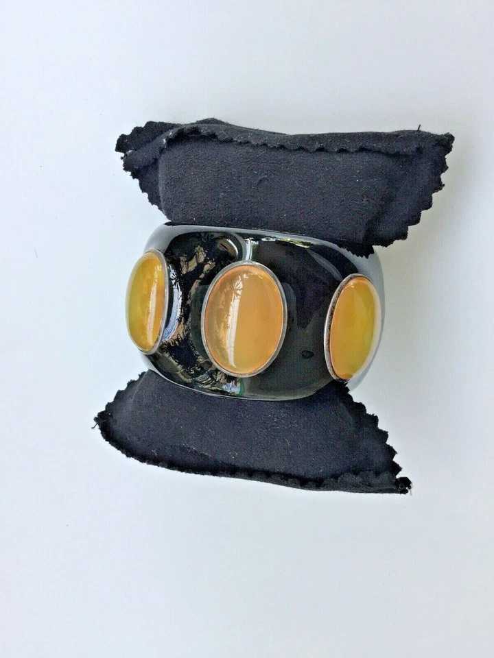 Brazalete de esmalte negro en plata de ley negra con grandes piedras de ágata amarillas Foto 3 de 4