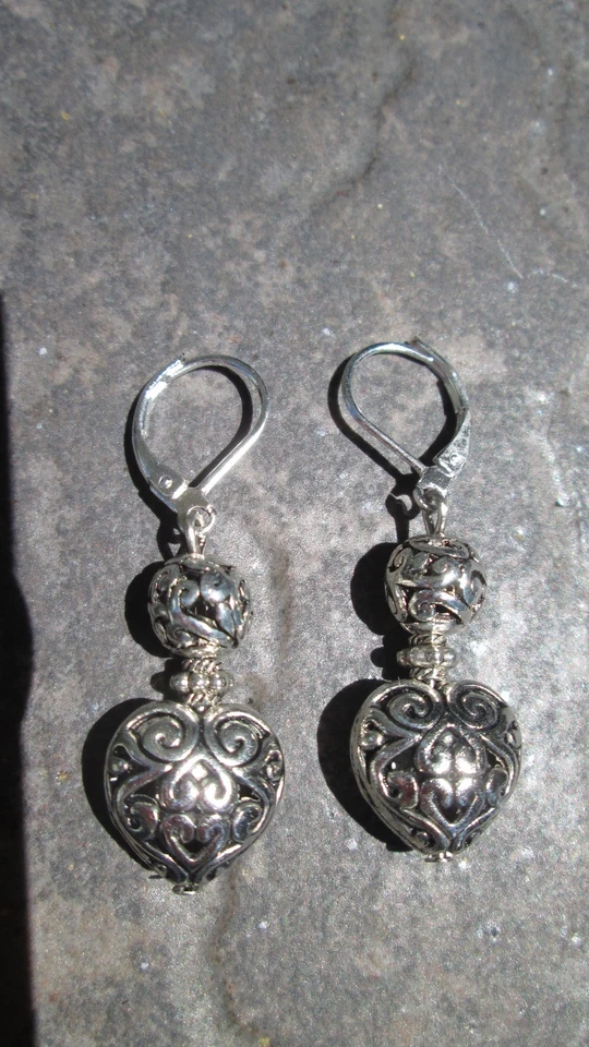 Pendientes de corazón hinchado de filigrana de plata con cierre de palanca de plata de ley Foto 3 de 4