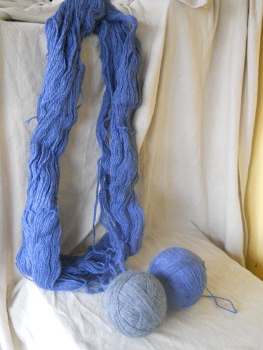 ONE SKEIN AND TWO BALLS OF UNBRANDED WOOL 438 GRAMS APPROX - Picture 5 of 5