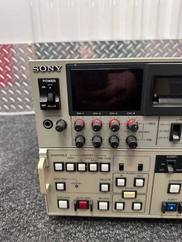 Grabadora de video casete Sony BVW-70 SP Betacam AC 100 - 240V 240W 50 / 60Hz Foto 3 de 4