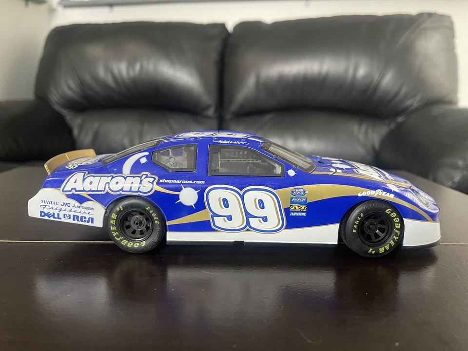 Литая модель Team Caliber 2004 Michael Waltrip No99 Aarons Dream Machine 1:24 - Изображение 2 из 4