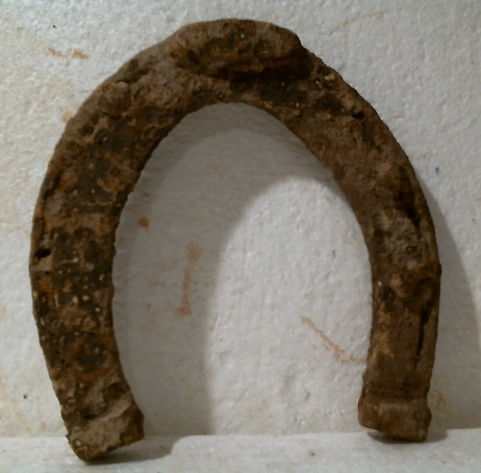 Two Antique Iron Horse Shoes Virginia Farm Battlefield Possibly Civil War b-img-3