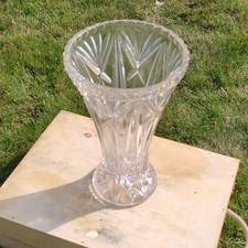 Vase en verre taillé transparent à décor étoilé, motifs étoilés en relief