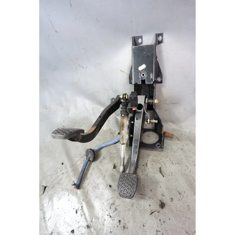 1984-1993 BMW E30 3-Series Manual Clutch Brake Pedal Box Bracket OEM — 第 2/4 张图片
