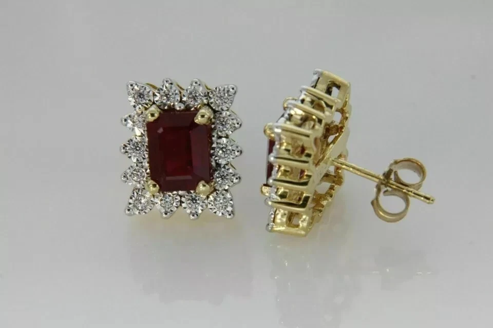 Aretes con halo de rubí simulado corte esmeralda enchapados en oro amarillo de 14K Foto 2 de 4