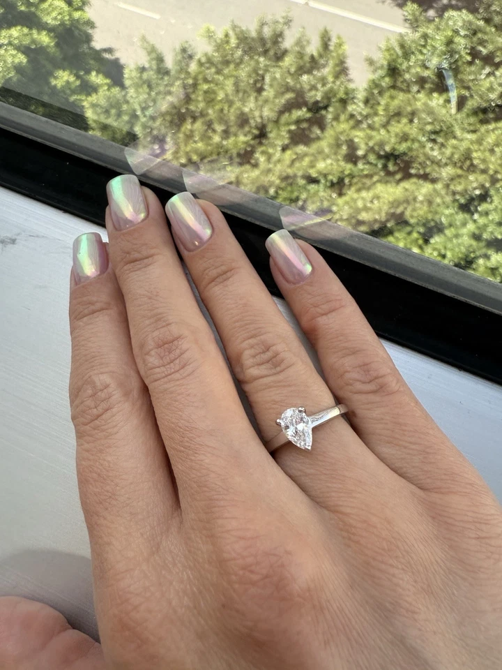 Anillo de compromiso de diamantes en forma de pera BVLGARI 0,5 quilates Foto 4 de 4