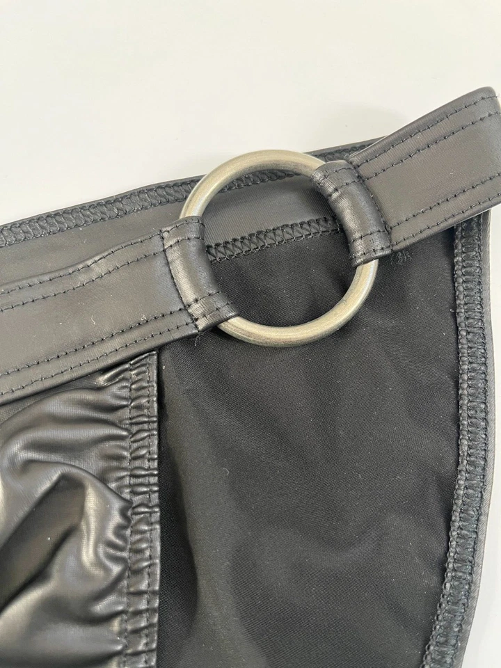 Cueca Manstore M2319 Tamanho M: Nova Imitação de Couro Preta - Imagem 2 de 3