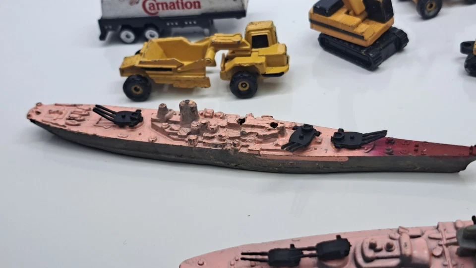 Ertl Die Cast Mini Juguetes de Construcción 1991 Lote de 4 + 3 Barcos de Batalla + Micro Mach Foto 3 de 4