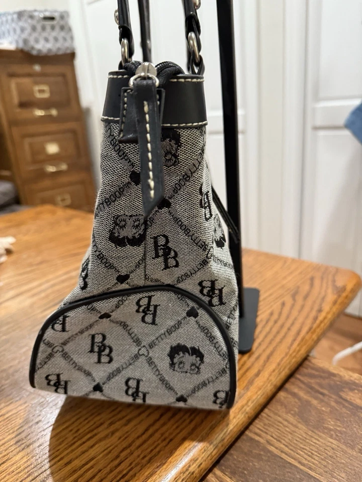Bolso de mano Betty Boop vintage bolso negro monograma por todas partes logotipo estampado “BB” Foto 4 de 4