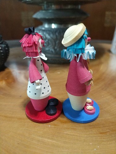 Paper quilled clowns. Art sculpture signed Howell - Picture 2 of 7