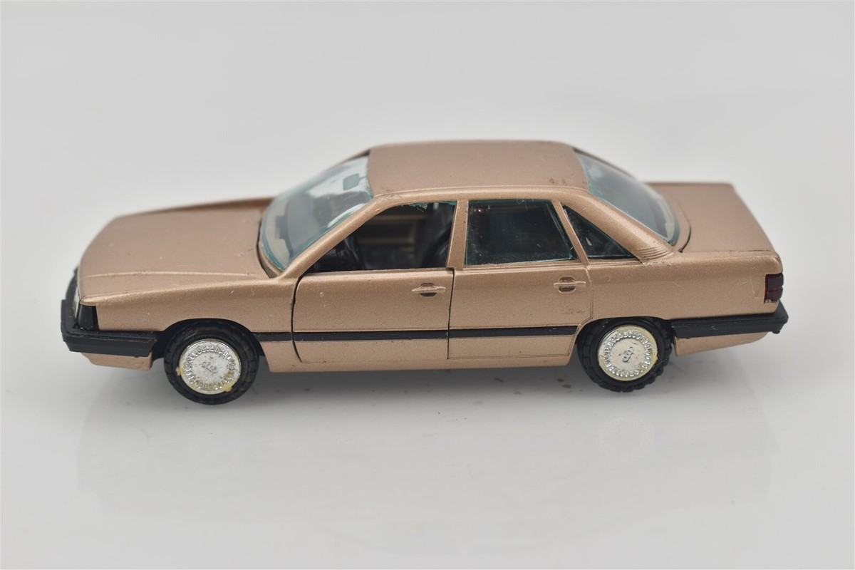 Audi コレクションモデル 1/43 スケール $_12.JPG?set_id=880000500F