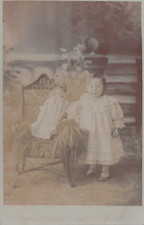 Ragazza Giovane Con Bambola Dolly In Sedia~1900 Foto Postale Reale Britannica