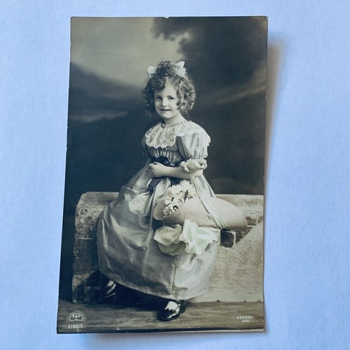Vintage Edwardian RPPC Studio Postkarte JUNGES MÄDCHEN MIT BLUMEN IN MOTORHAUBE ~ A156