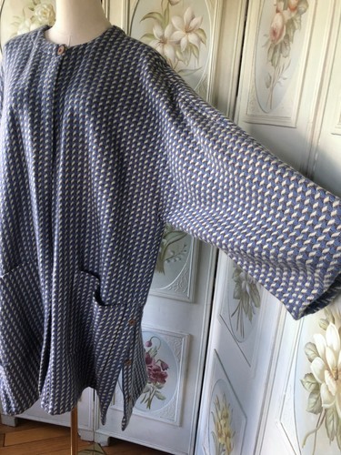 CHAQUETA DE LANA CUADRADA ESTILO ASIÁTICO TODA LANA BETTY HANSON DE COLECCIÓN LAGENLOOK AZUL GRIS L USADA EN EXCELENTE ESTADO - Imagen 4 de 12
