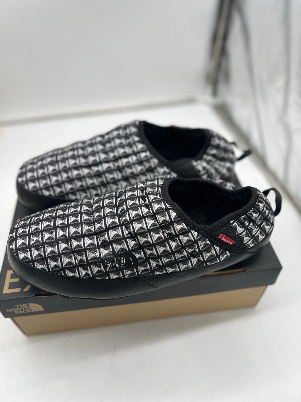 Chaussure Supreme North Face cloutée Traction Mule noire 13 US NEUVE à enfiler blanche TNF