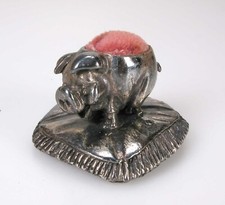 Nadelkissen Schwein auf Platte ca 3 cm Metall antik