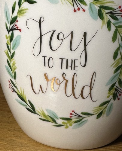 Joy To The World Ceramic Christmas Coffee Mug Holly Wreath Gold Trim Large 22 Oz - Picture 2 of 9