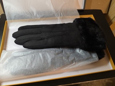 Love begins with warmth Ladies Black Fur gloves Size M