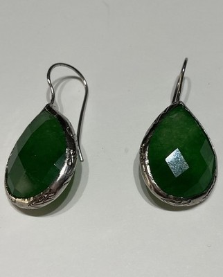 silberne Ohrhänger mit facettierten grünen Onyx Edelsteinen in Tropfenform.