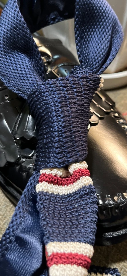 NUNCA FOI BEIJADO! Loja masculina Oak Island: nova gravata borgonha branca e azul - Imagem 3 de 4