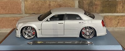 CHRYSLER 300C HEMI WHITE MAISTO LUXURY DIE-CAST COLLECTION 1:18