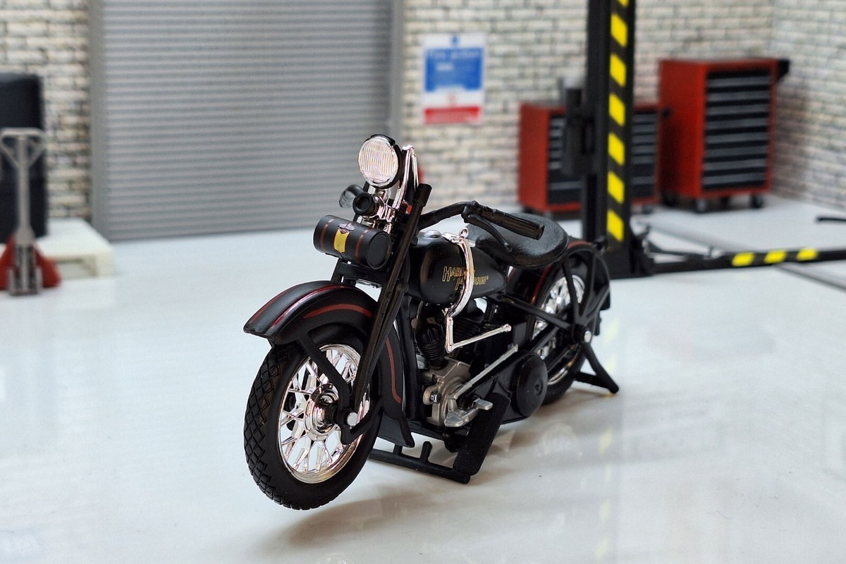 チョッパーバイクミニチュアブラックレッドHarley Davidson bike
